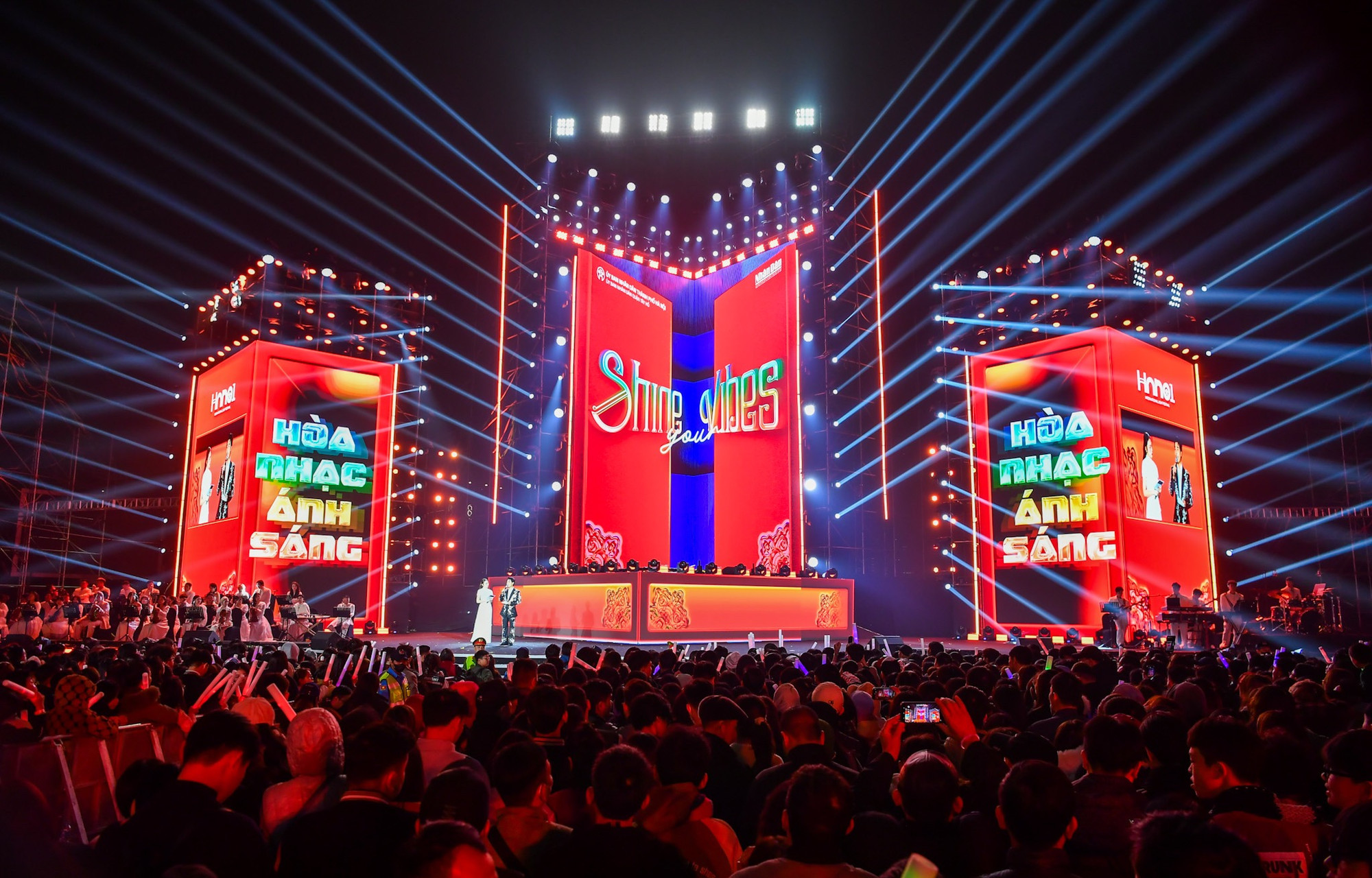 Mãn nhãn đêm Hòa nhạc Ánh sáng - Chào năm mới 2025 tại Hồ Tây